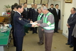 唐鎌署長と井崎市長から表彰状が