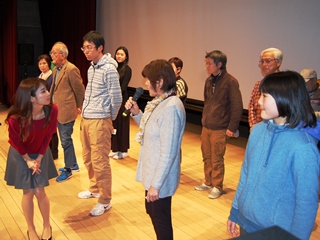 参加者に話しかける寺川さんの写真