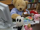 貸し出しのまねっこをするぬいぐるみたちの写真